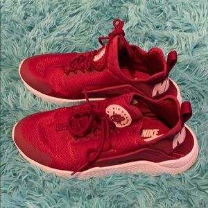 nike burgundy huaraches